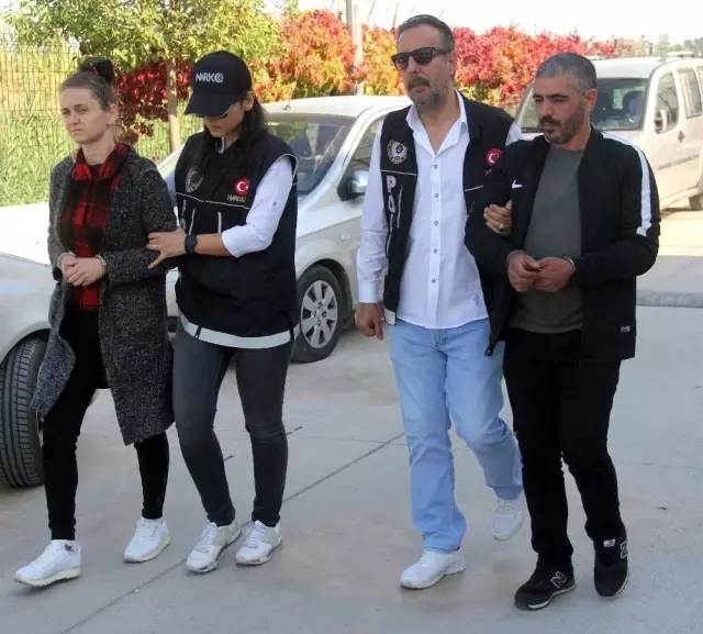 Babası uyuşturucu kuryeliği yapan 9 yaşındaki kızın sırt çantasından bonzai çıktı Babası uyuşturucu kuryeliği yapan 9 yaşındaki kızın sırt çantasından bonzai çıktı