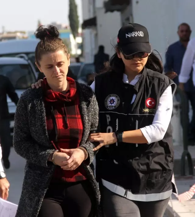 Babası uyuşturucu kuryeliği yapan 9 yaşındaki kızın sırt çantasından bonzai çıktı Babası uyuşturucu kuryeliği yapan 9 yaşındaki kızın sırt çantasından bonzai çıktı