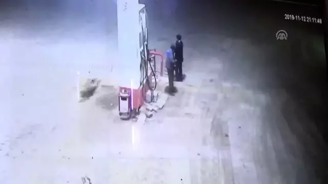 Akaryakıt istasyonundaki gasp anı güvenlik kamerasında Akaryakıt istasyonundaki gasp anı güvenlik kamerasında