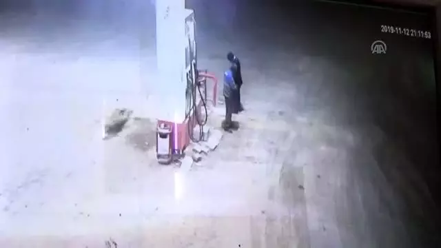 Akaryakıt istasyonundaki gasp anı güvenlik kamerasında Akaryakıt istasyonundaki gasp anı güvenlik kamerasında