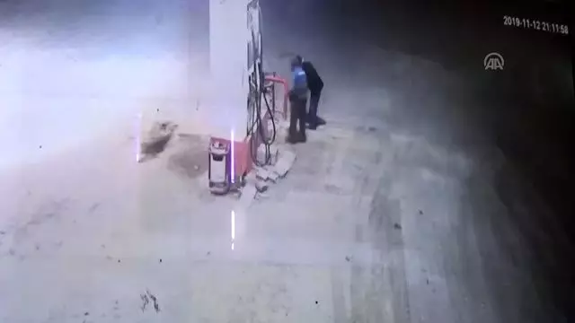 Akaryakıt istasyonundaki gasp anı güvenlik kamerasında Akaryakıt istasyonundaki gasp anı güvenlik kamerasında