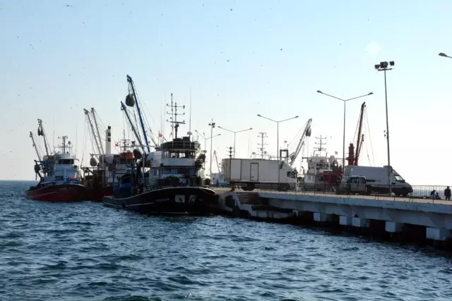 Balıkçılar iskelede avlanma saatini bekliyor Balıkçılar iskelede avlanma saatini bekliyor