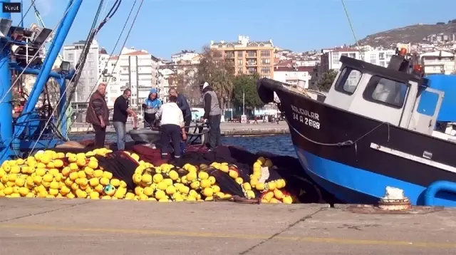 Balıkçılar iskelede avlanma saatini bekliyor Balıkçılar iskelede avlanma saatini bekliyor