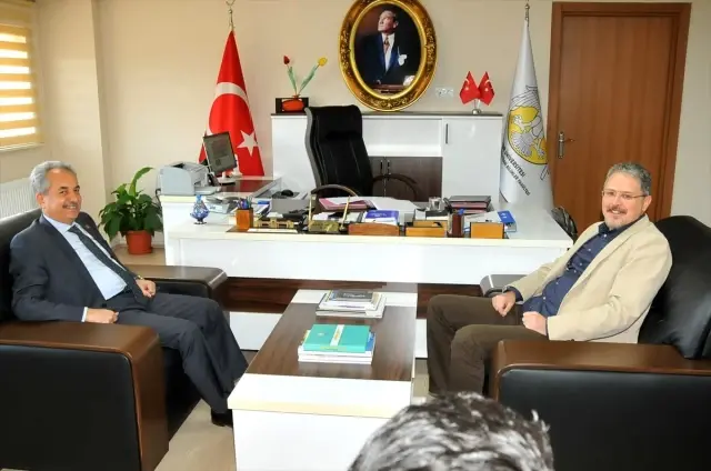Başkan Akkaya, üniversiteli gençlerle buluşmaya devam ediyor Başkan Akkaya, üniversiteli gençlerle buluşmaya devam ediyor