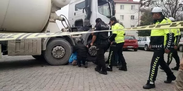 Beton mikserinin altında kalan babasının cansız bedenine sarılıp ağladı Beton mikserinin altında kalan babasının cansız bedenine sarılıp ağladı