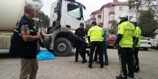 Beton mikserinin altında kalan babasının cansız bedenine sarılıp ağladı Beton mikserinin altında kalan babasının cansız bedenine sarılıp ağladı