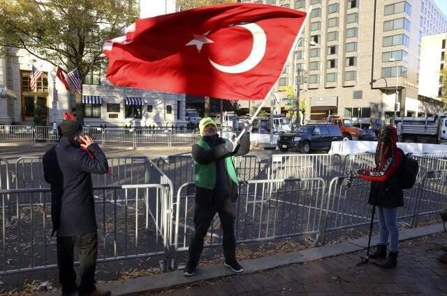 Cumhurbaşkanı Erdoğan, ABD'de kaldığı otelin önüne gelen vatandaşları selamladı