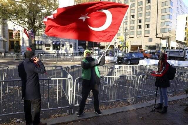 Cumhurbaşkanı Erdoğan, ABD'de kaldığı otelin önüne gelip slogan atan vatandaşları selamladı