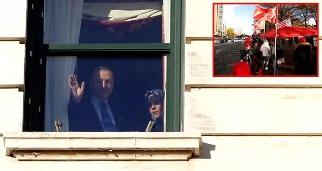 Cumhurbaşkanı Erdoğan, ABD'de kaldığı otelin önüne gelip slogan atan vatandaşları selamladı