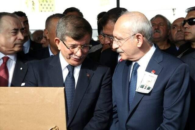 Davuroğlu ve Kılıçdaroğlu, Mümtaz Soysal'ın cenazesinde yan yana saf tuttu