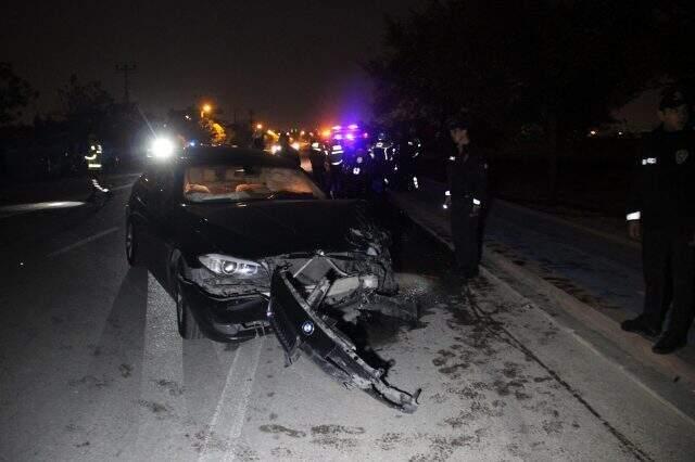 Devriye gezen polis aracına otomobil çarptı: 2'si polis 3 yaralı