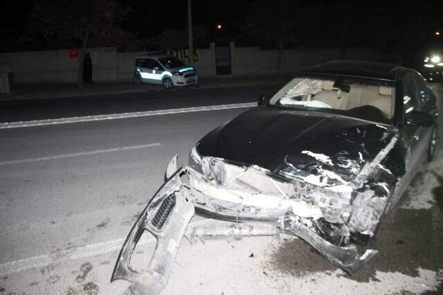 Devriye gezen polis aracına otomobil çarptı: 2'si polis 3 yaralı