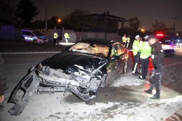 Devriye gezen polis aracına otomobil çarptı: 2'si polis 3 yaralı