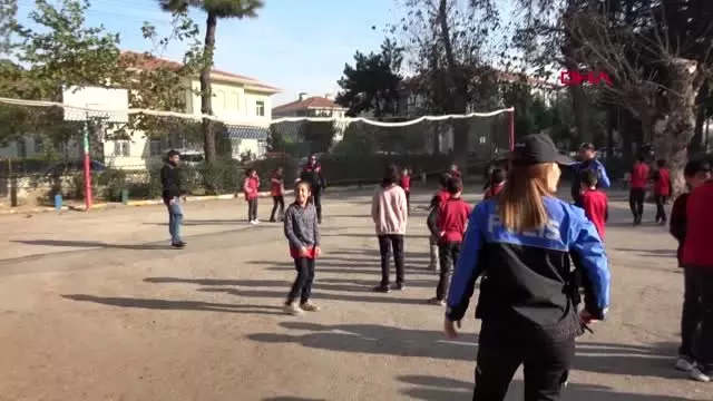 Düzce'de polis ile öğrencileri kaynaştıran proje Düzce'de polis ile öğrencileri kaynaştıran proje