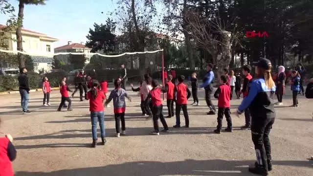 Düzce'de polis ile öğrencileri kaynaştıran proje Düzce'de polis ile öğrencileri kaynaştıran proje