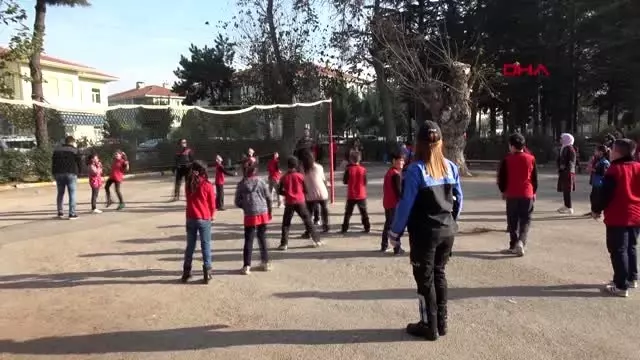 Düzce'de polis ile öğrencileri kaynaştıran proje Düzce'de polis ile öğrencileri kaynaştıran proje