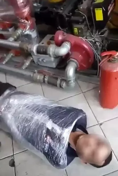 Engelli genci streç filme sarıp cinsel tacizde bulundular Engelli genci streç filme sarıp cinsel tacizde bulundular