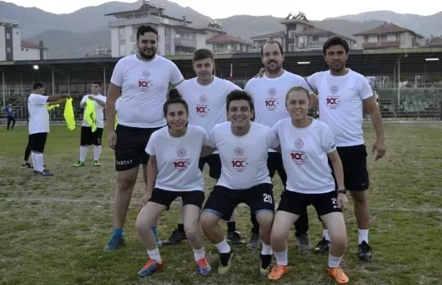 Erkek futbol takımı kadrosunu kadın memurlar tamamladı Erkek futbol takımı kadrosunu kadın memurlar tamamladı