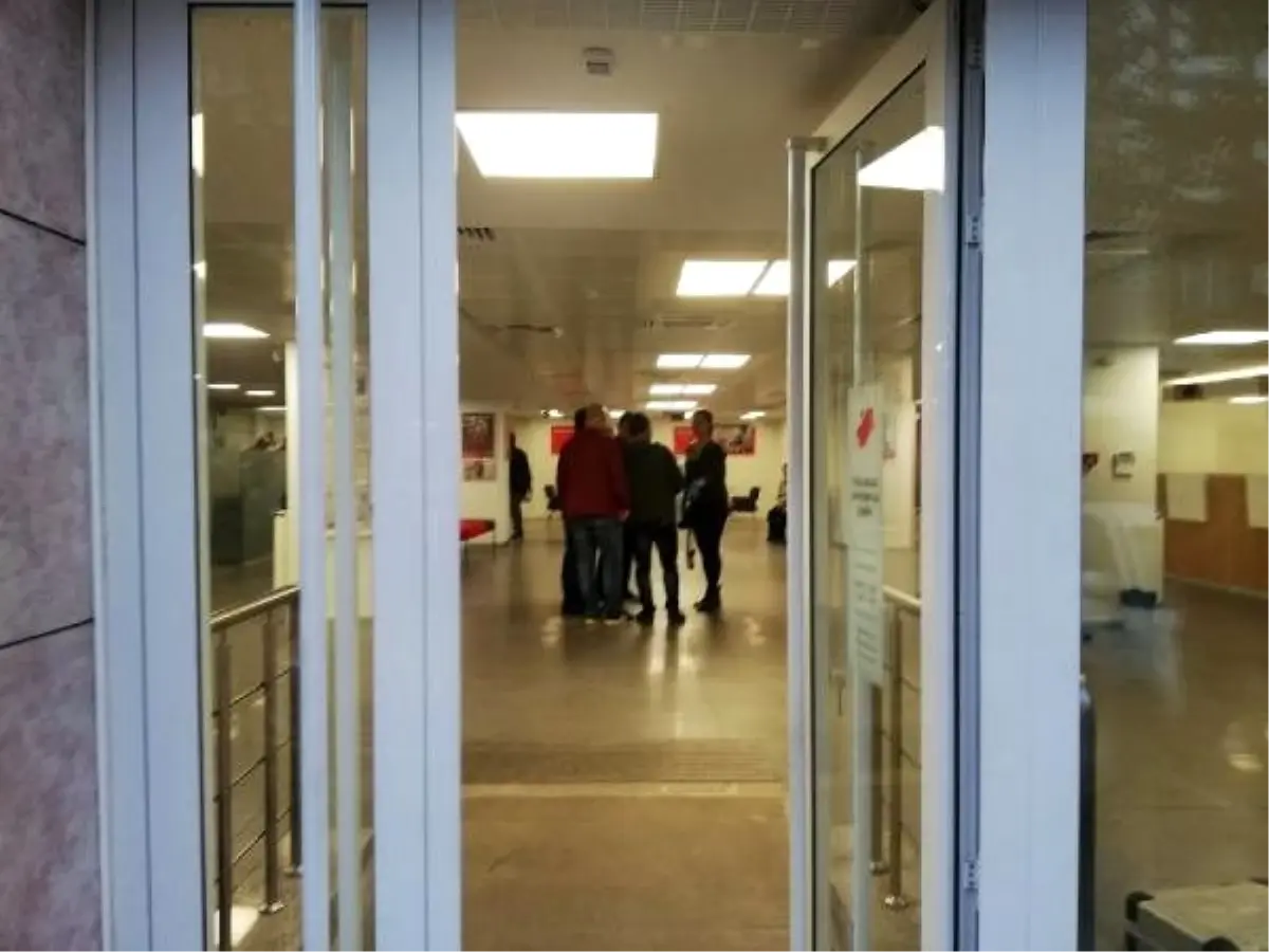 Esenler'de soygun girişiminde bulunan silahlı şüpheliyi vatandaşlar yakaladı (1)