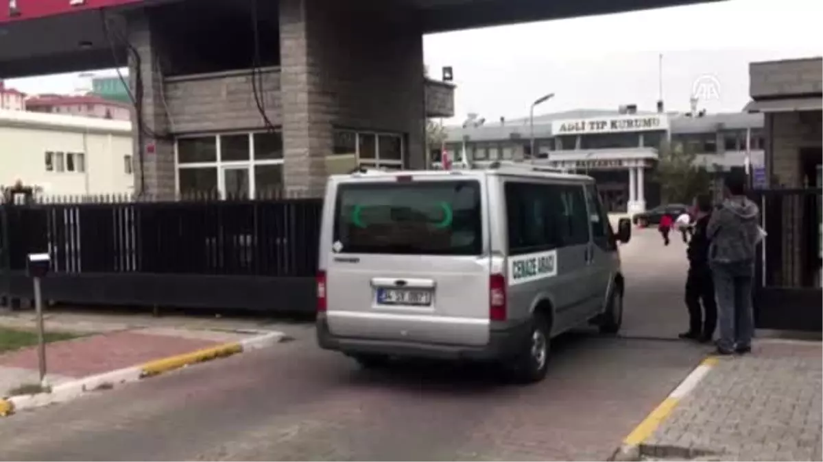 Eski İngiliz askeri görevlisinin ölü bulunması - Cenazenin Adli Tıp'tan alınması