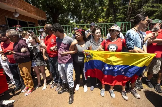 Guaido yanlıları Venezuela'nın Brezilya'daki büyükelçiliğini bastı