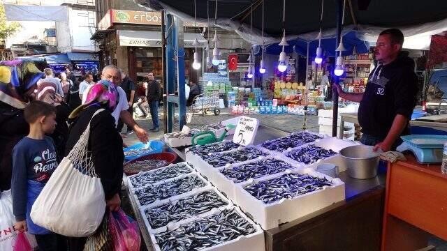 Hamsi fiyatıyla yüzleri güldürmeye devam ediyor