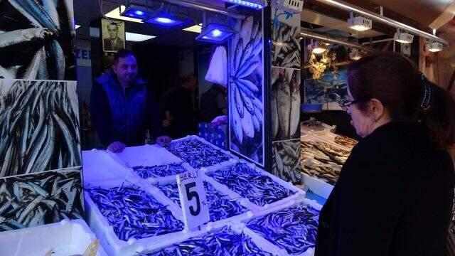 Hamsi fiyatıyla yüzleri güldürmeye devam ediyor