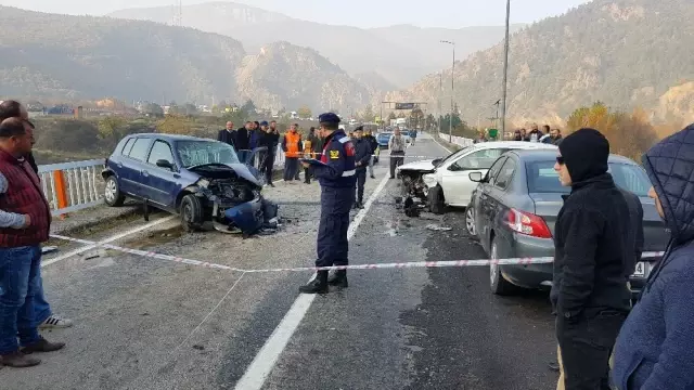 Hatalı sollama kazayı da beraberinde getirdi: 3 yaralı Hatalı sollama kazayı da beraberinde getirdi: 3 yaralı