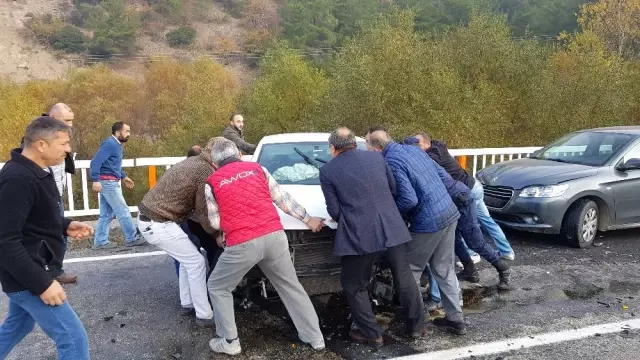Hatalı sollama kazayı da beraberinde getirdi: 3 yaralı Hatalı sollama kazayı da beraberinde getirdi: 3 yaralı