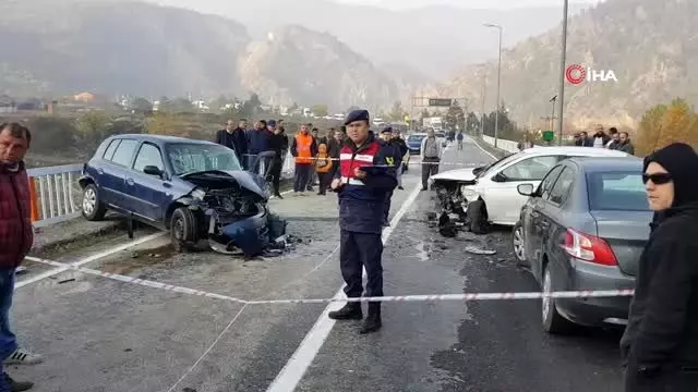 Hatalı sollama sonrası otomobiller kafa kafaya çarpıştı: 3 yaralı Hatalı sollama sonrası otomobiller kafa kafaya çarpıştı: 3 yaralı