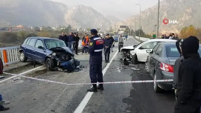 Hatalı sollama sonrası otomobiller kafa kafaya çarpıştı: 3 yaralı Hatalı sollama sonrası otomobiller kafa kafaya çarpıştı: 3 yaralı