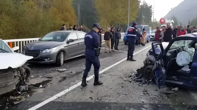 Hatalı sollama sonrası otomobiller kafa kafaya çarpıştı: 3 yaralı Hatalı sollama sonrası otomobiller kafa kafaya çarpıştı: 3 yaralı