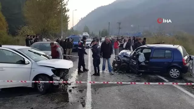 Hatalı sollama sonrası otomobiller kafa kafaya çarpıştı: 3 yaralı Hatalı sollama sonrası otomobiller kafa kafaya çarpıştı: 3 yaralı