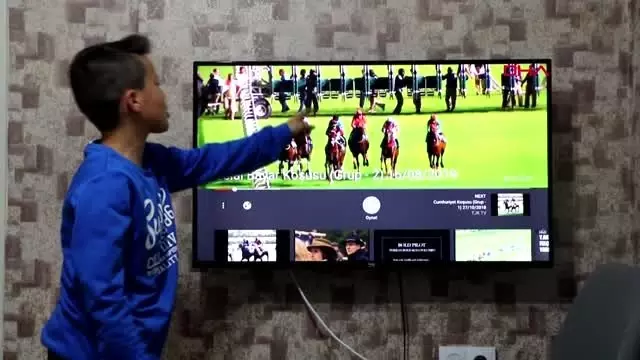Hüseyin'in at yarışı tutkusu şaşırtıyor Hüseyin'in at yarışı tutkusu şaşırtıyor