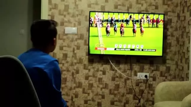 Hüseyin'in at yarışı tutkusu şaşırtıyor Hüseyin'in at yarışı tutkusu şaşırtıyor