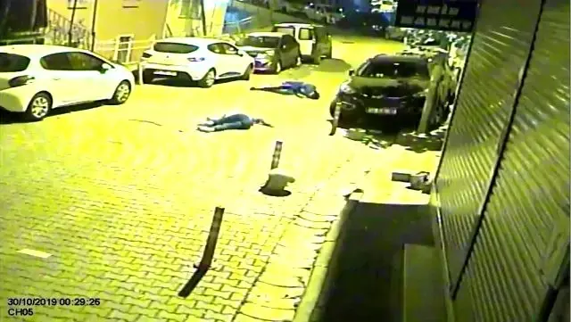 İstanbul'da feci kaza! Motosikletli iki genç takla atarak yere savruldu