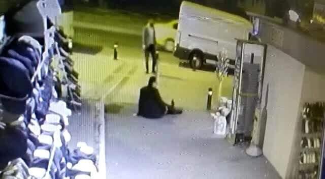Kaldırımda bekleyen adamı bacağından vurdu