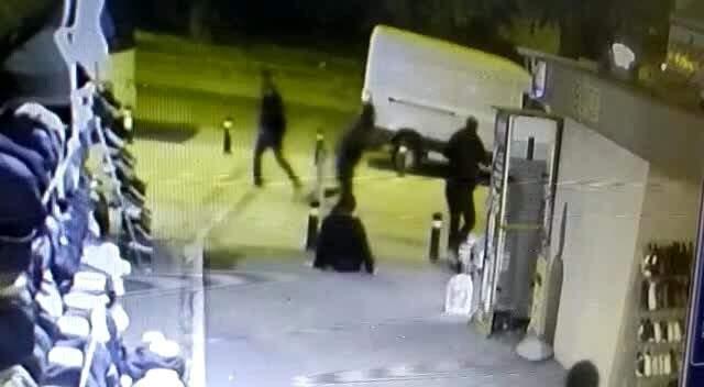 Kaldırımda bekleyen adamı bacağından vurdu
