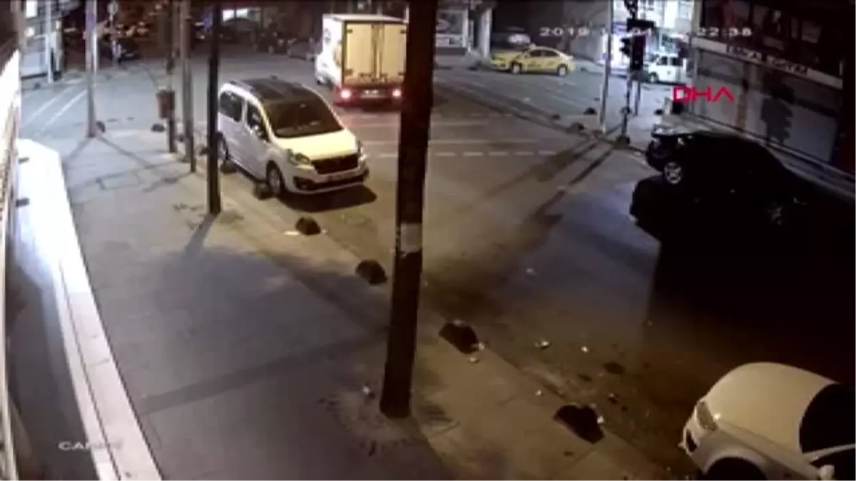 Kamyonet, kamyonete çarptı; kaza anı kamerada