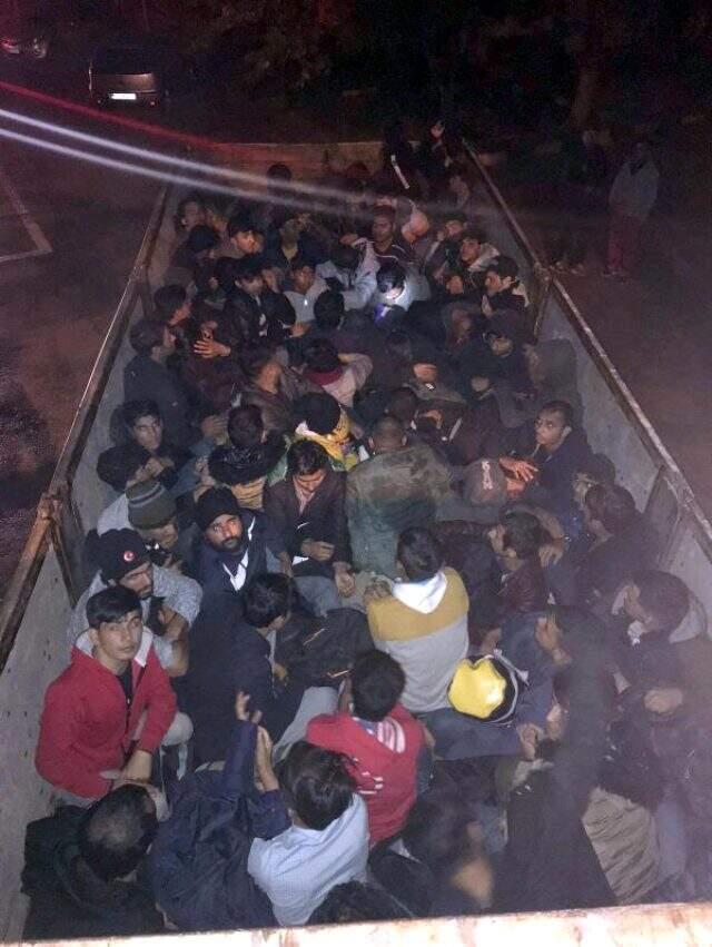 'Kasada koyun var' dediği kamyondan 69 kaçak göçmen çıktı
