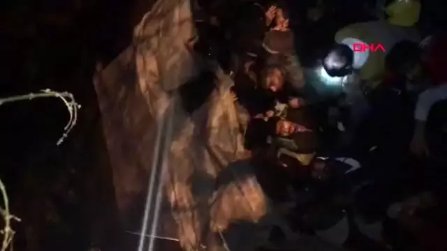 'Kasada koyun var' dediği kamyondan 69 kaçak göçmen çıktı 'Kasada koyun var' dediği kamyondan 69 kaçak göçmen çıktı