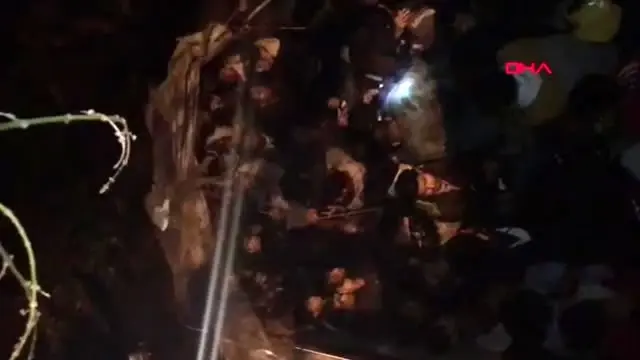'Kasada koyun var' dediği kamyondan 69 kaçak göçmen çıktı 'Kasada koyun var' dediği kamyondan 69 kaçak göçmen çıktı