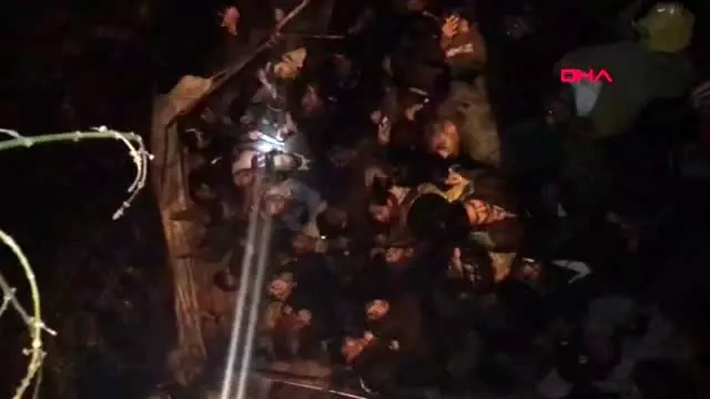 'Kasada koyun var' dediği kamyondan 69 kaçak göçmen çıktı 'Kasada koyun var' dediği kamyondan 69 kaçak göçmen çıktı