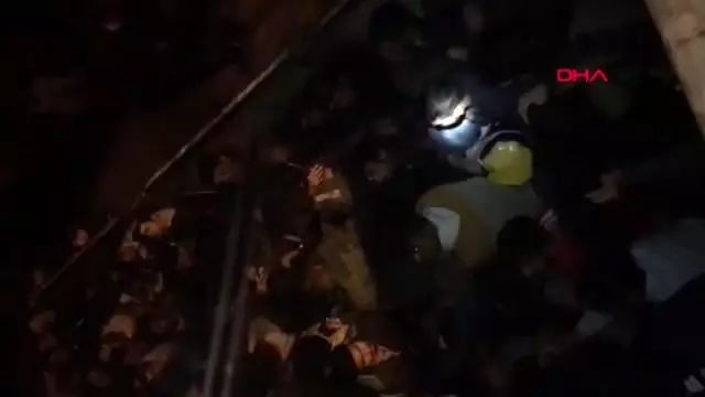 'Kasada koyun var' dediği kamyondan 69 kaçak göçmen çıktı 'Kasada koyun var' dediği kamyondan 69 kaçak göçmen çıktı