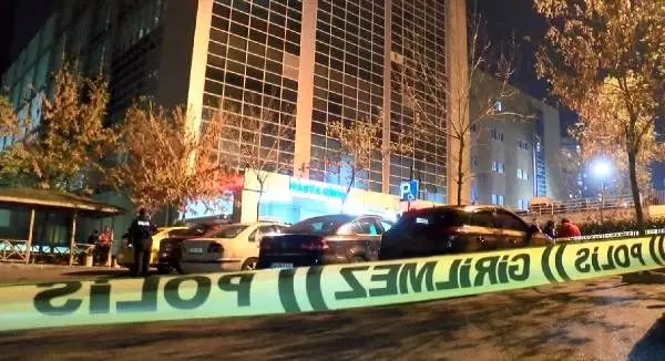 Küçükçekmece'de hastanede iki aile arasındaki silahlı kavgada 3 kişi yaralandı