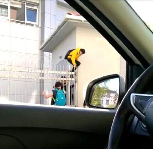 Lise öğrencilerinin tehlikeli kaçışı kamerada!