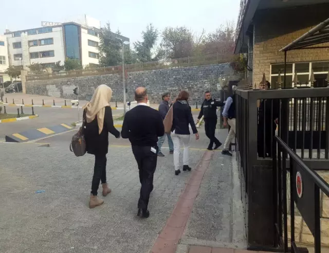 (Özel) İngiliz ajanının eşinden tabuta konulması için çiçek (Özel) İngiliz ajanının eşinden tabuta konulması için çiçek