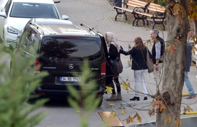 (Özel) İngiliz ajanının eşinden tabuta konulması için çiçek (Özel) İngiliz ajanının eşinden tabuta konulması için çiçek