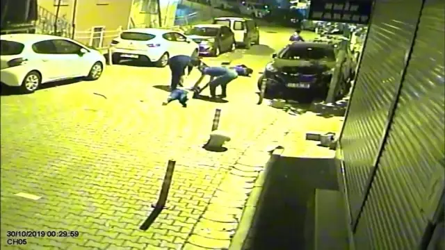 İstanbul'da feci kaza! Motosikletli iki genç takla atarak yere savruldu İstanbul'da feci kaza! Motosikletli iki genç takla atarak yere savruldu