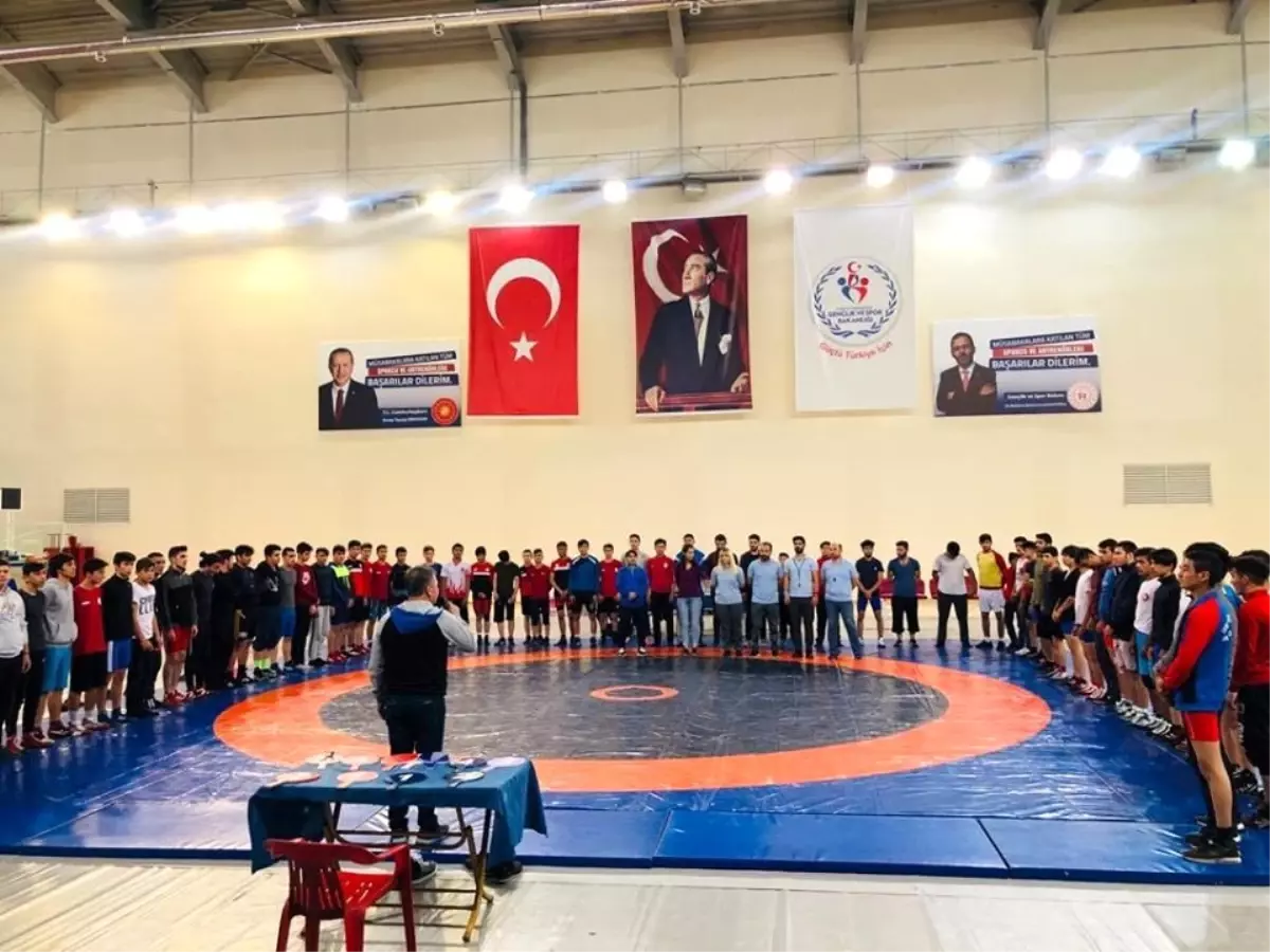 Pehlivanlar Ata'ya saygı için mindere çıktı